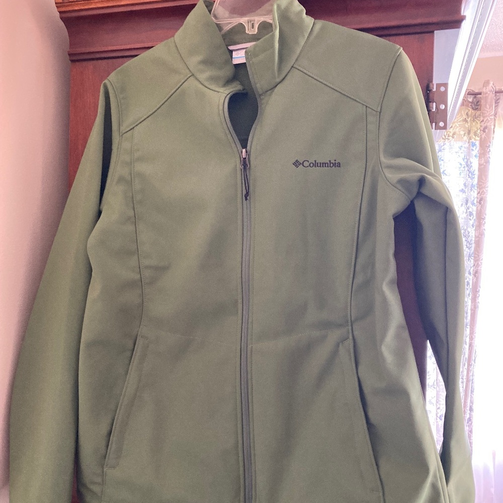 Columbia soft shell jacket women’s large
